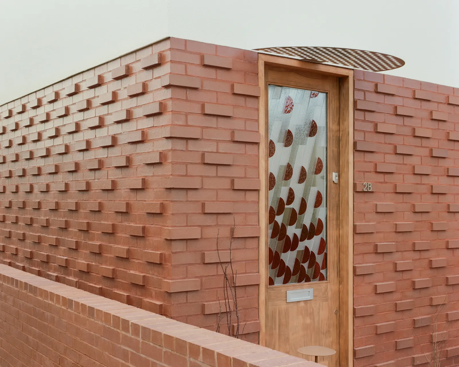 Wade House / Wadhal — компактный двухспальный дом в Рейслипе на участке бывших гаражей