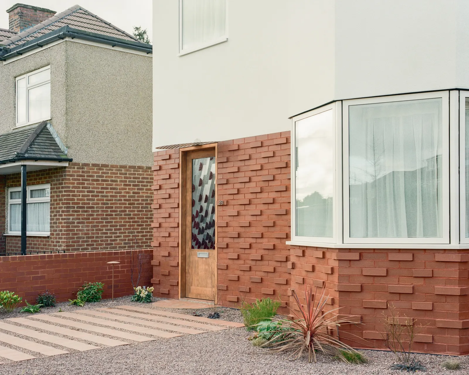 Wade House / Wadhal — компактный двухспальный дом в Рейслипе на участке бывших гаражей