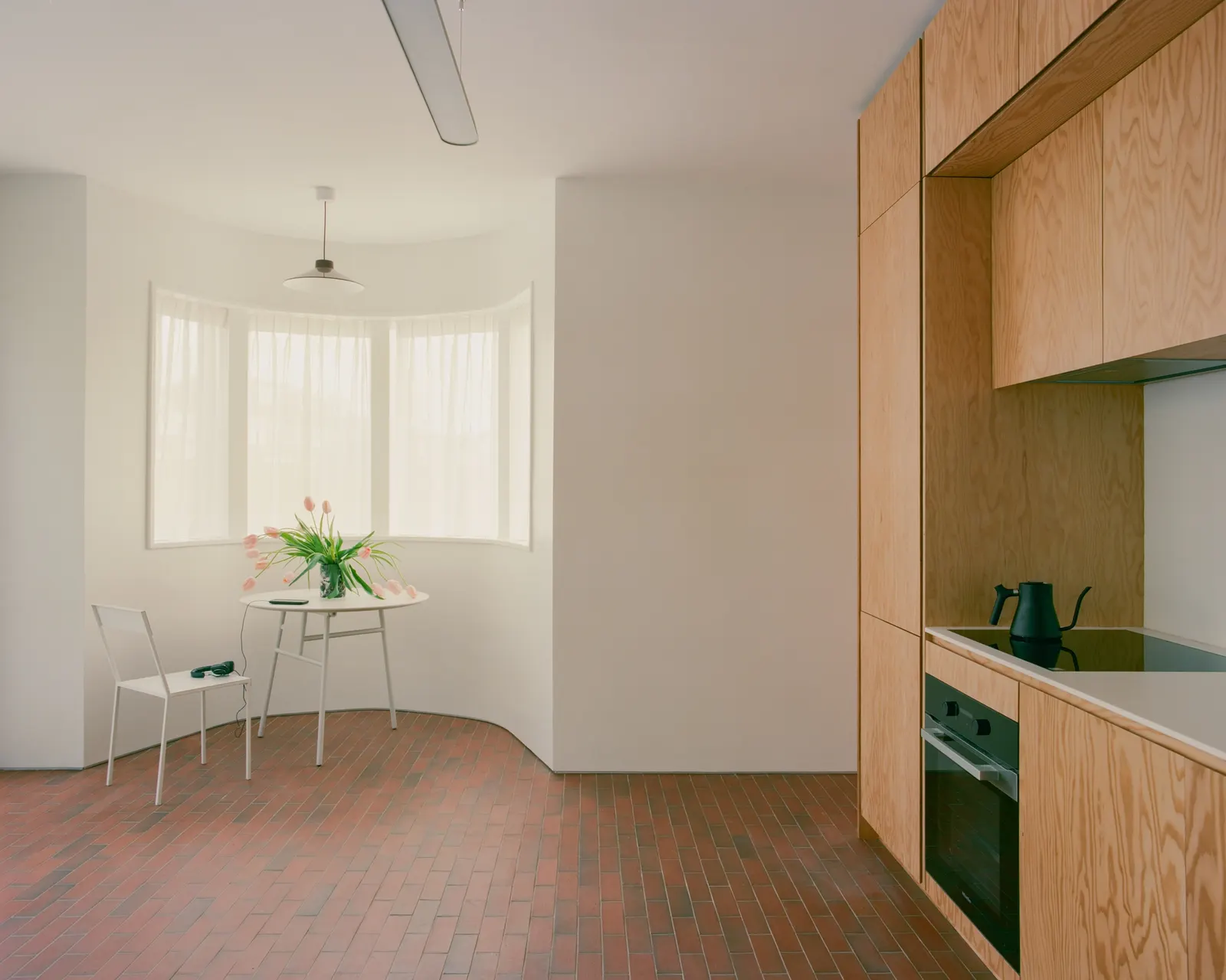 Wade House / Wadhal — компактный двухспальный дом в Рейслипе на участке бывших гаражей