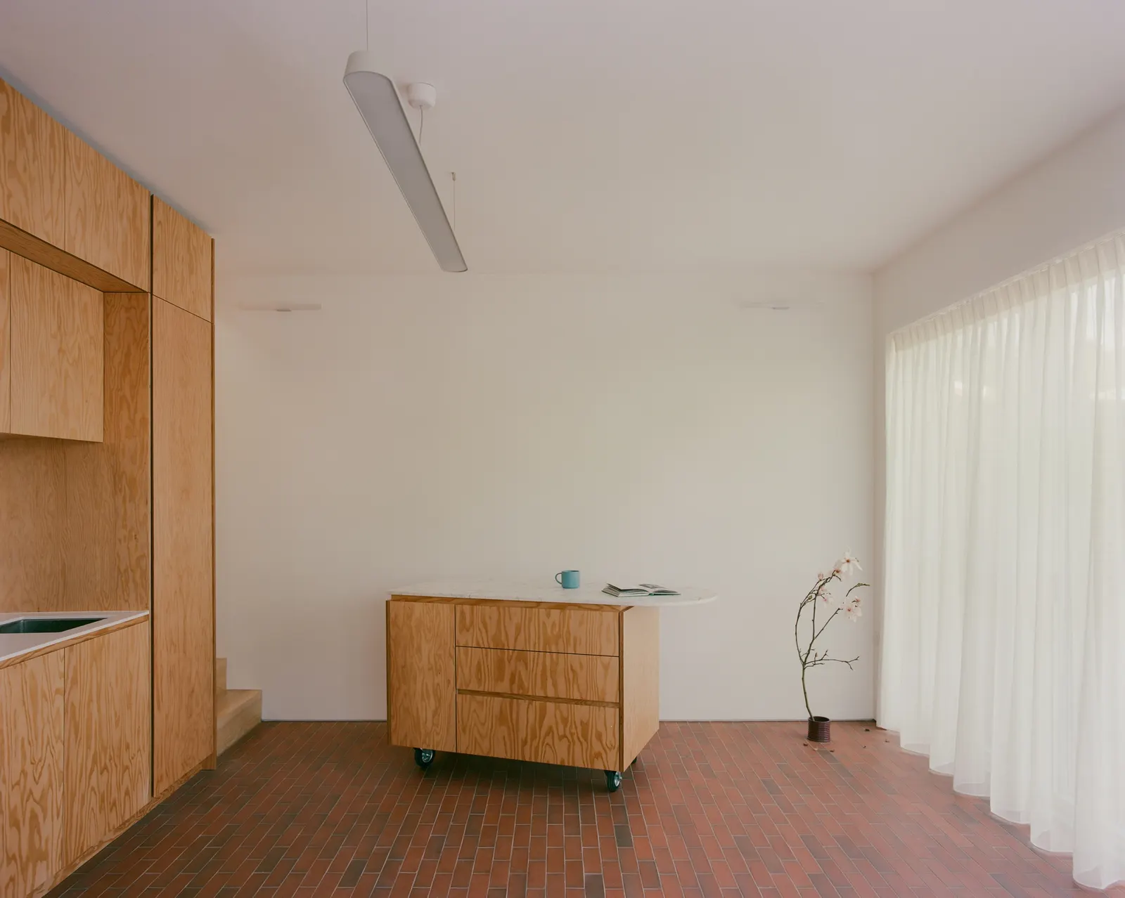 Wade House / Wadhal — компактный двухспальный дом в Рейслипе на участке бывших гаражей