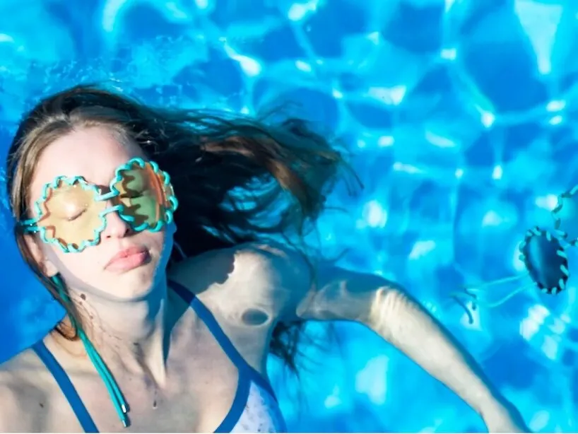 Water Glasses: цветные безободковые очки, которые превращают аксессуар в носимую скульптуру