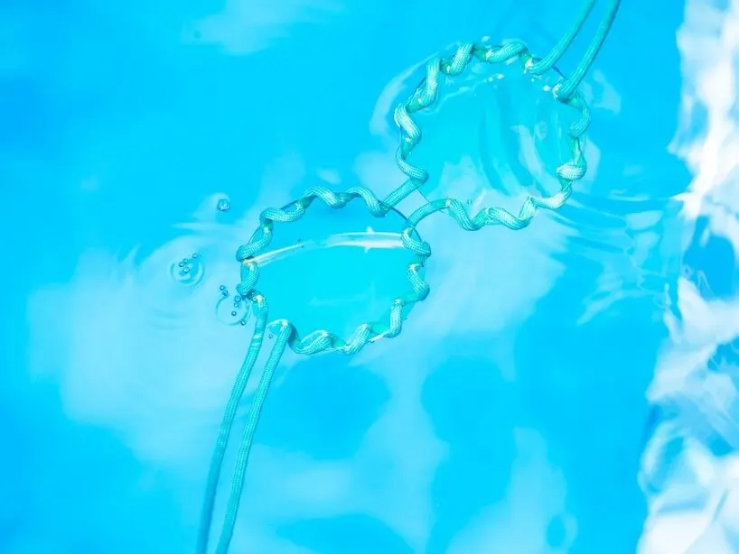 Water Glasses: цветные безободковые очки, которые превращают аксессуар в носимую скульптуру
