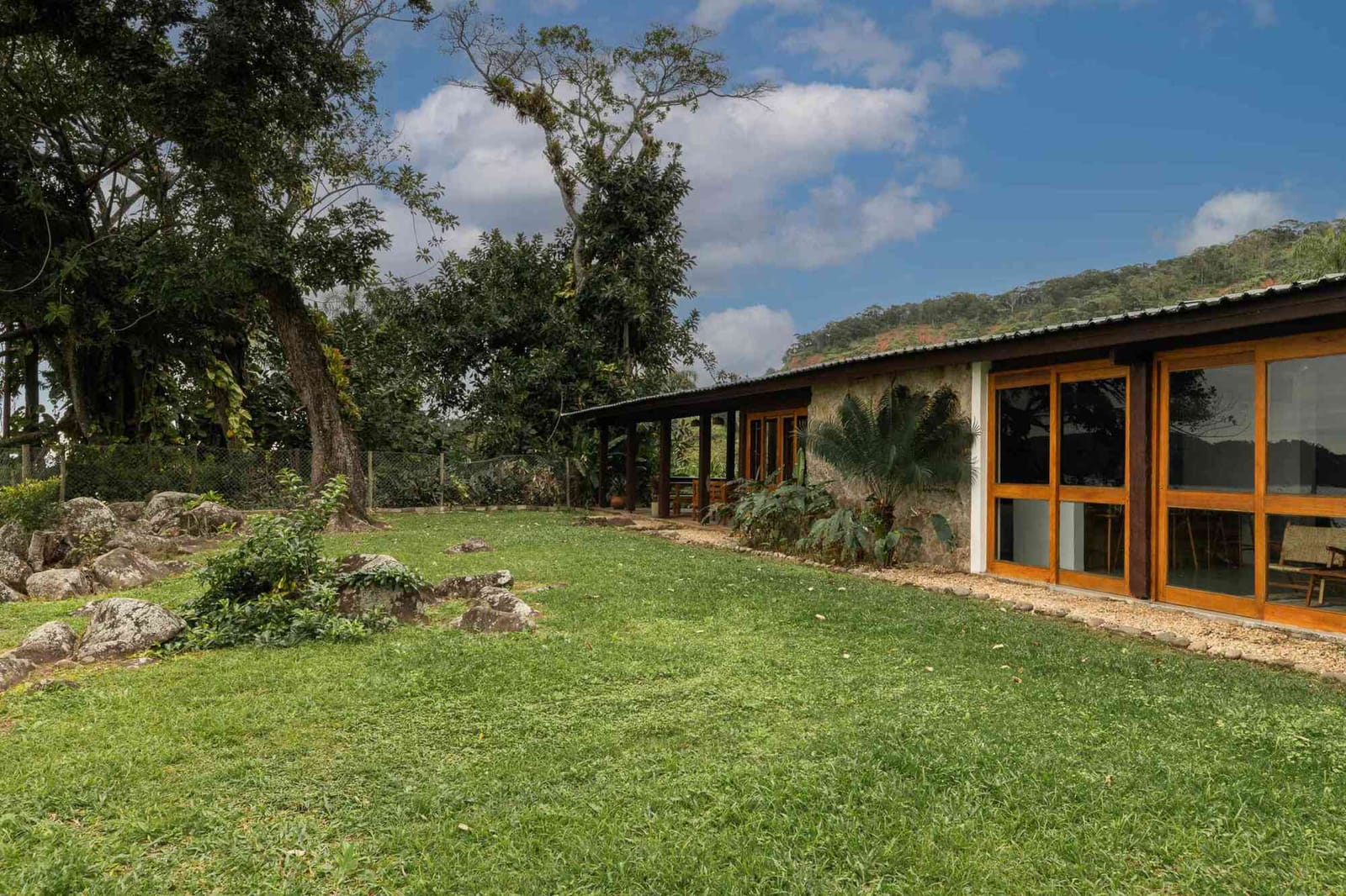 Praia Preta II Residence / Luis Canepa Arquitetos