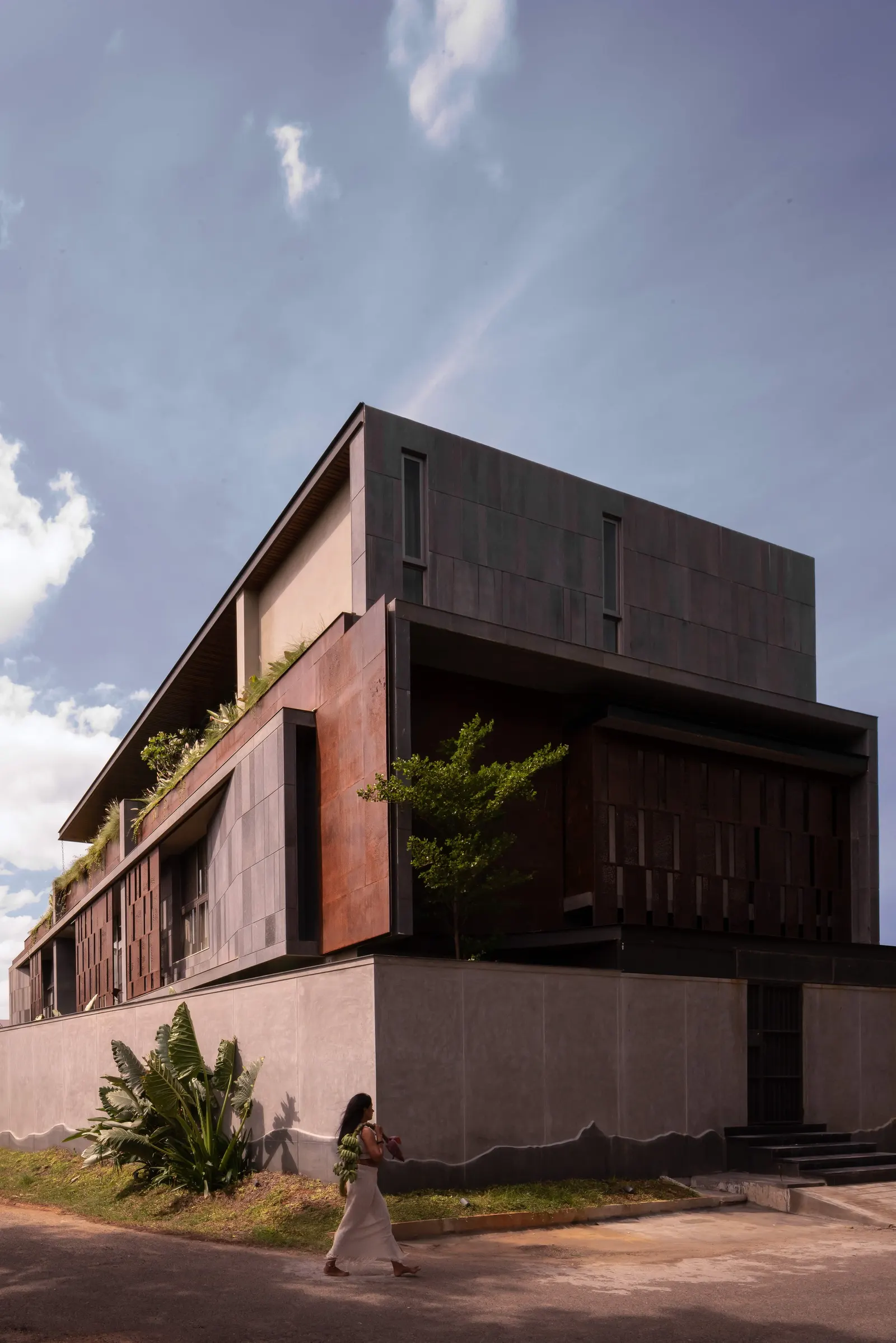 Western Valley House / STO.M.P
