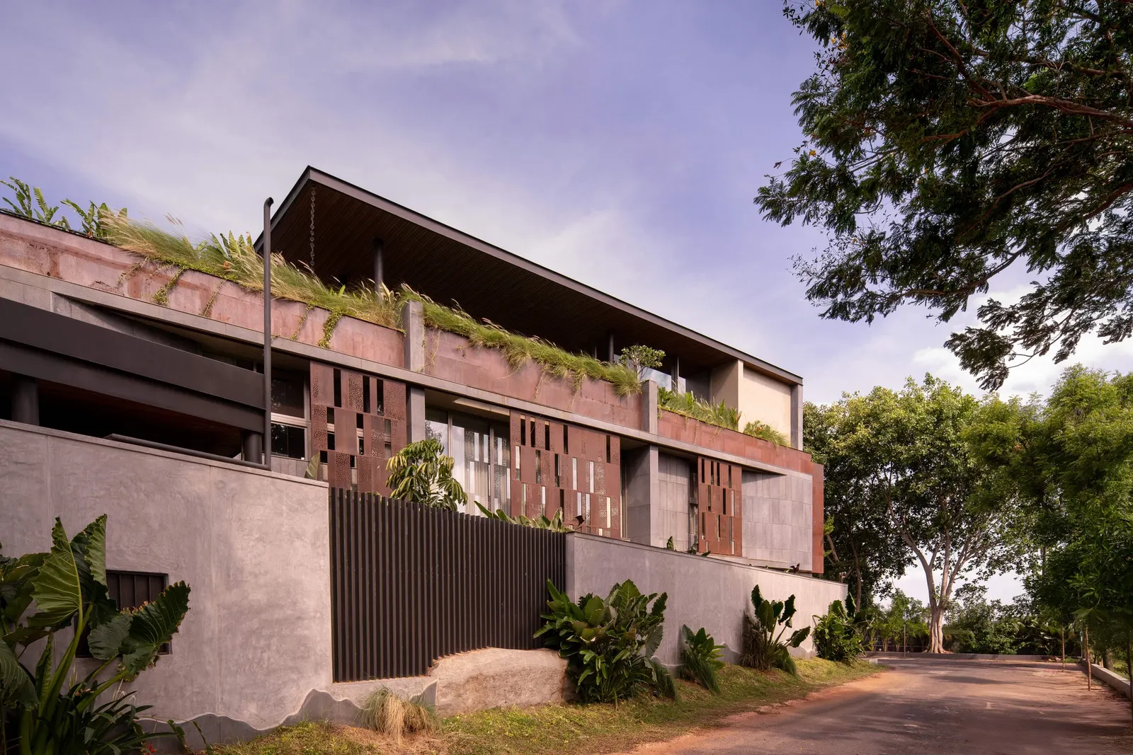 Western Valley House / STO.M.P