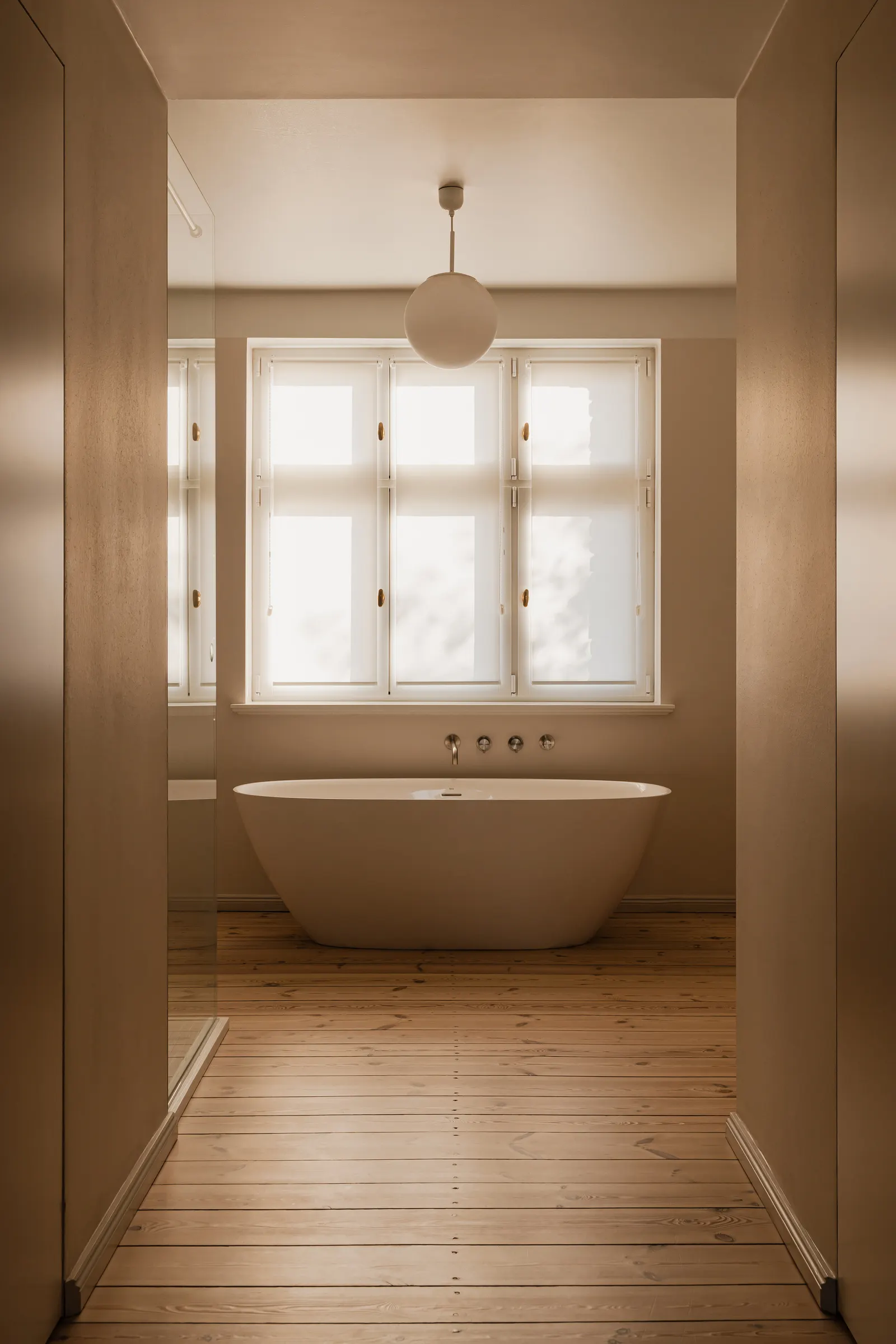 Modernist Harmony in a Historic Villa / LBWA