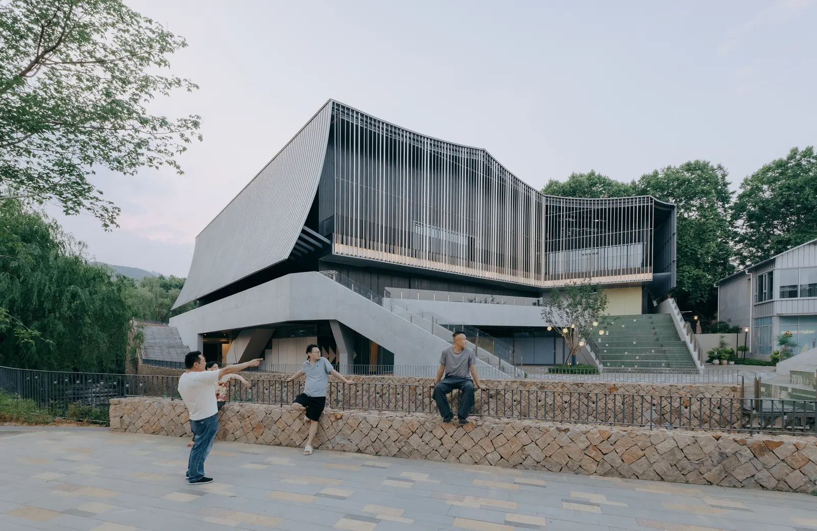Театр Liaoyuan в Моганьшане / INCLS (One Design)