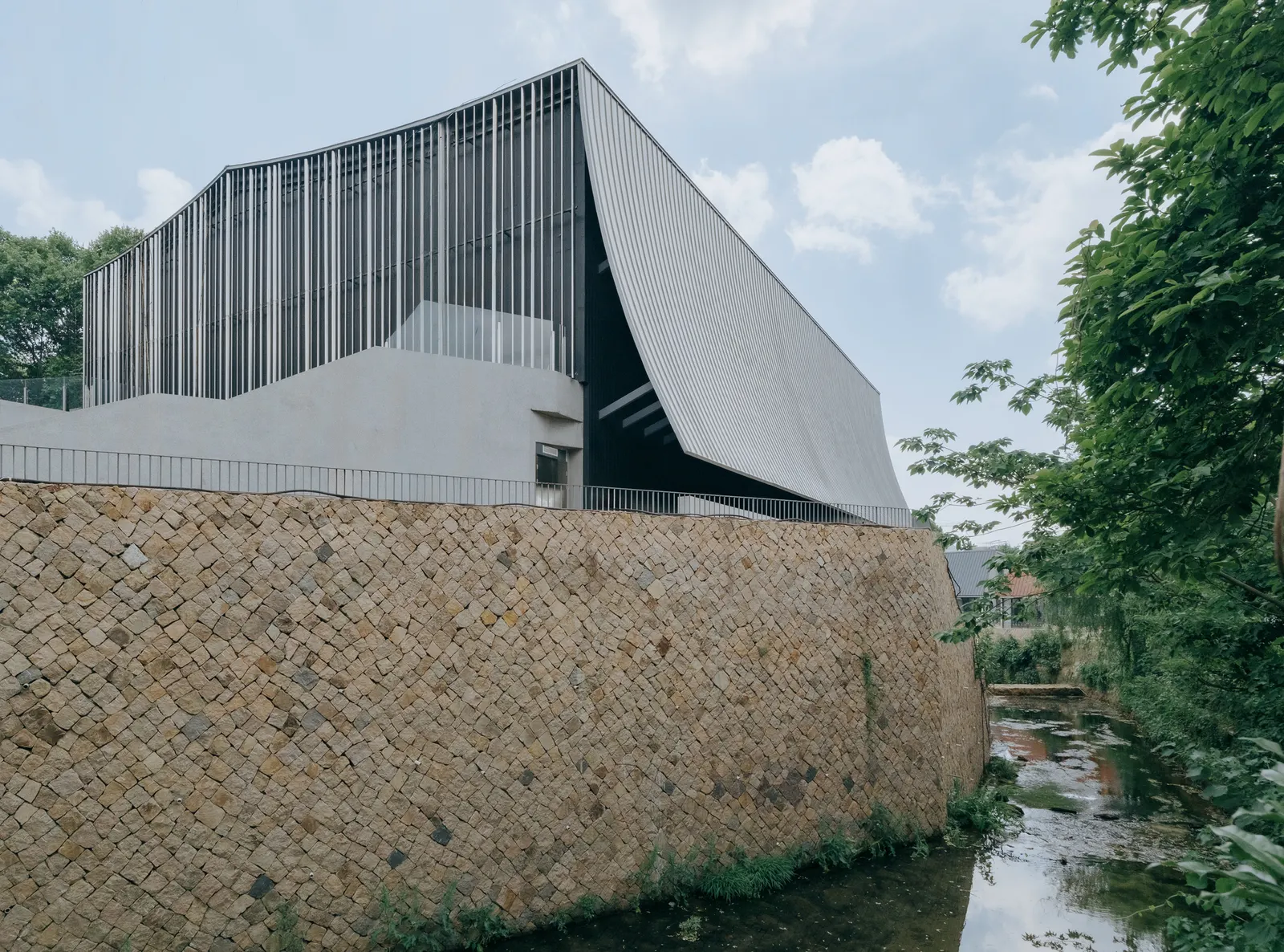 Театр Liaoyuan в Моганьшане / INCLS (One Design)
