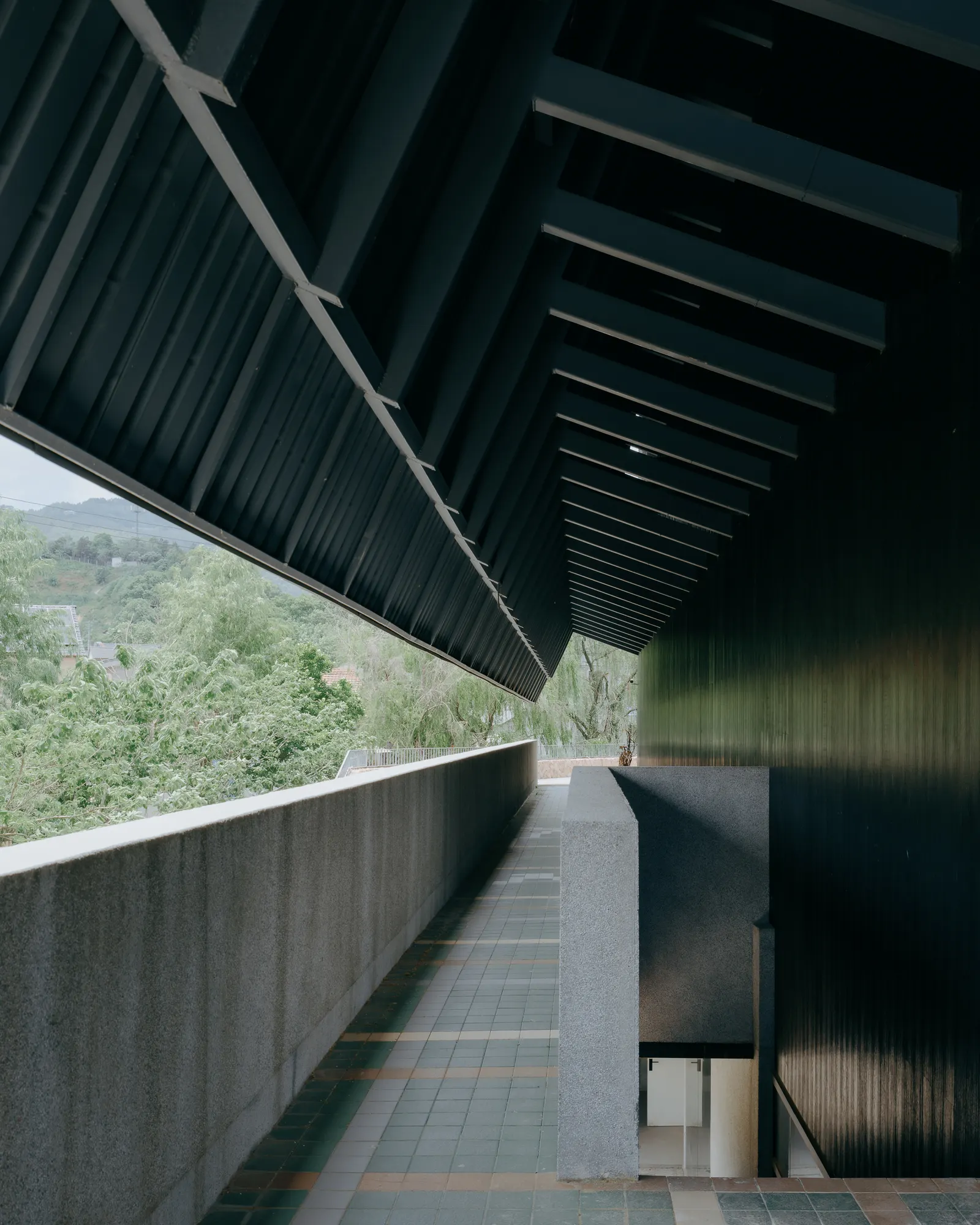 Театр Liaoyuan в Моганьшане / INCLS (One Design)