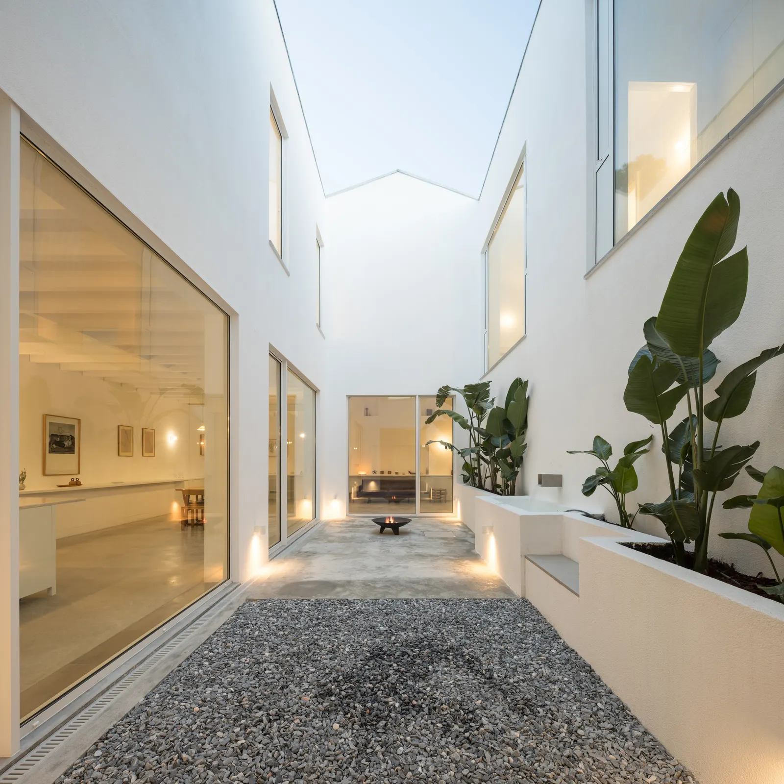 Дом в Камполиде: переосмысление «Barracão» от José Adrião Arquitetos