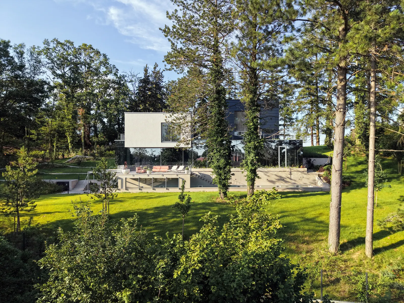 Curious House / FORVM в Загребе: дом, который работает с рельефом и деревьями