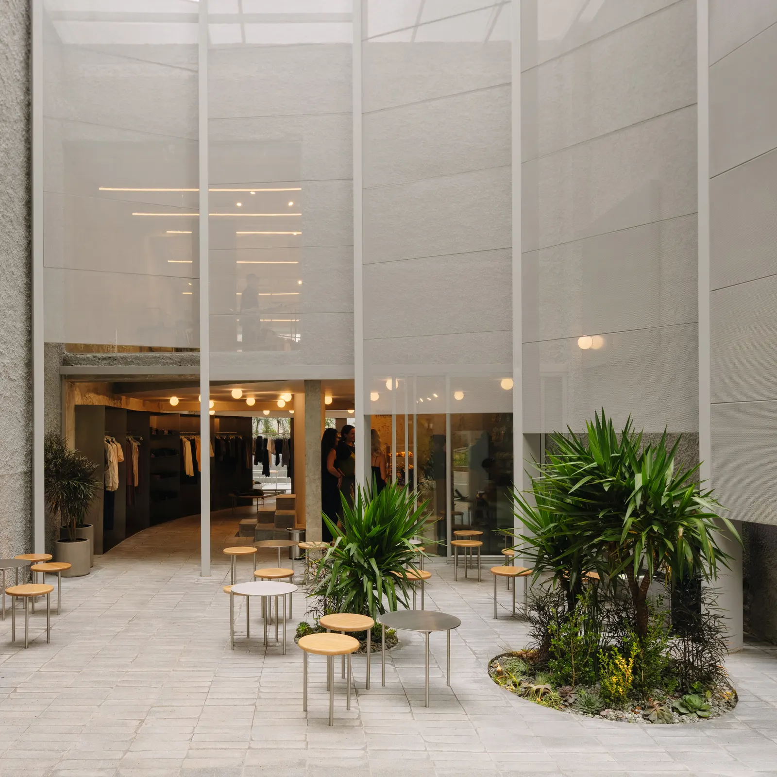 Store With A Gap / Studio Cadena