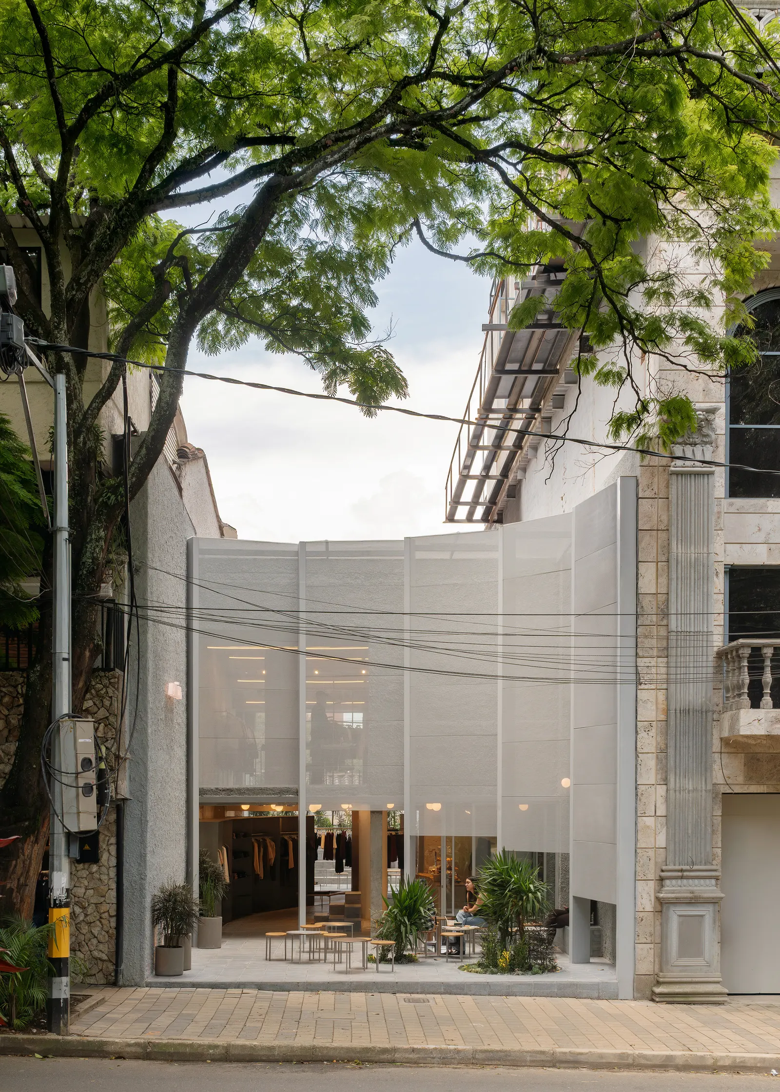 Store With A Gap / Studio Cadena