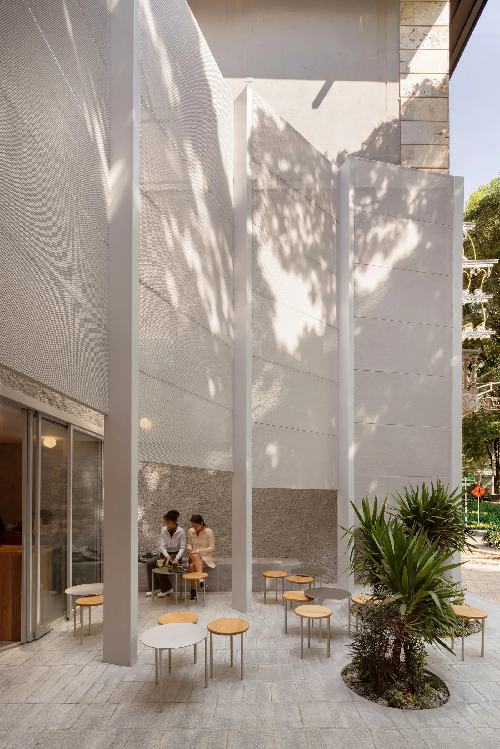 Store With A Gap / Studio Cadena