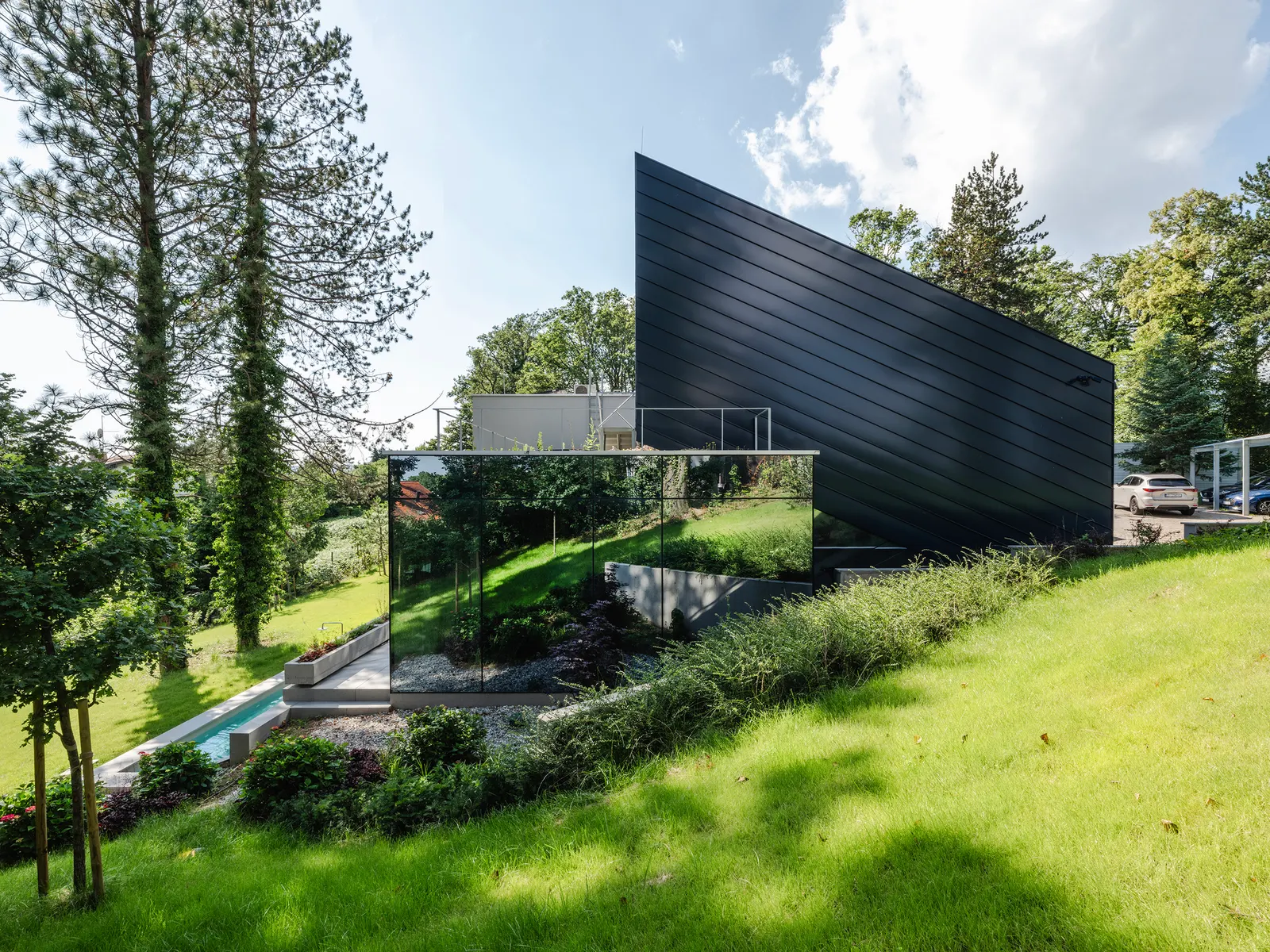 Curious House / FORVM в Загребе: дом, который работает с рельефом и деревьями