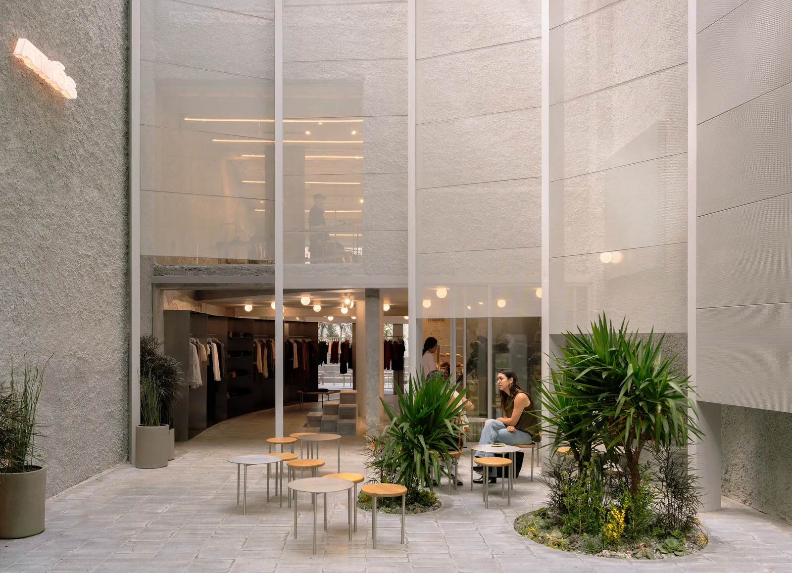 Store With A Gap / Studio Cadena