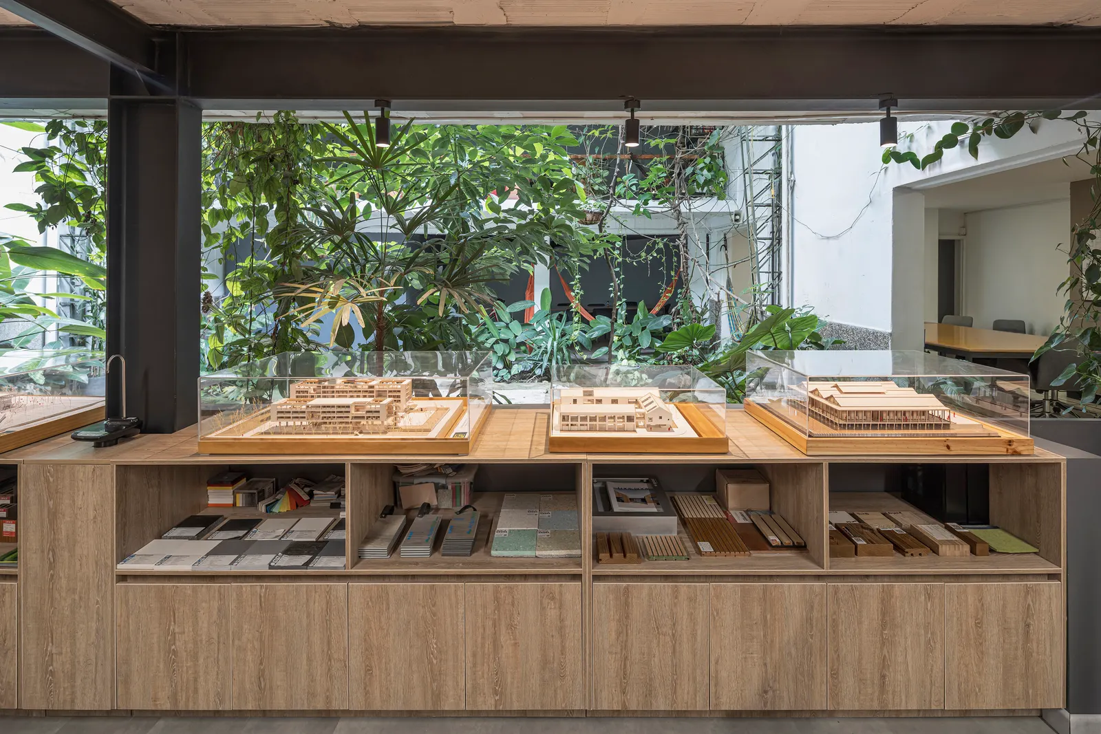Office 101 Casa Andina / Caliza Arquitectura
