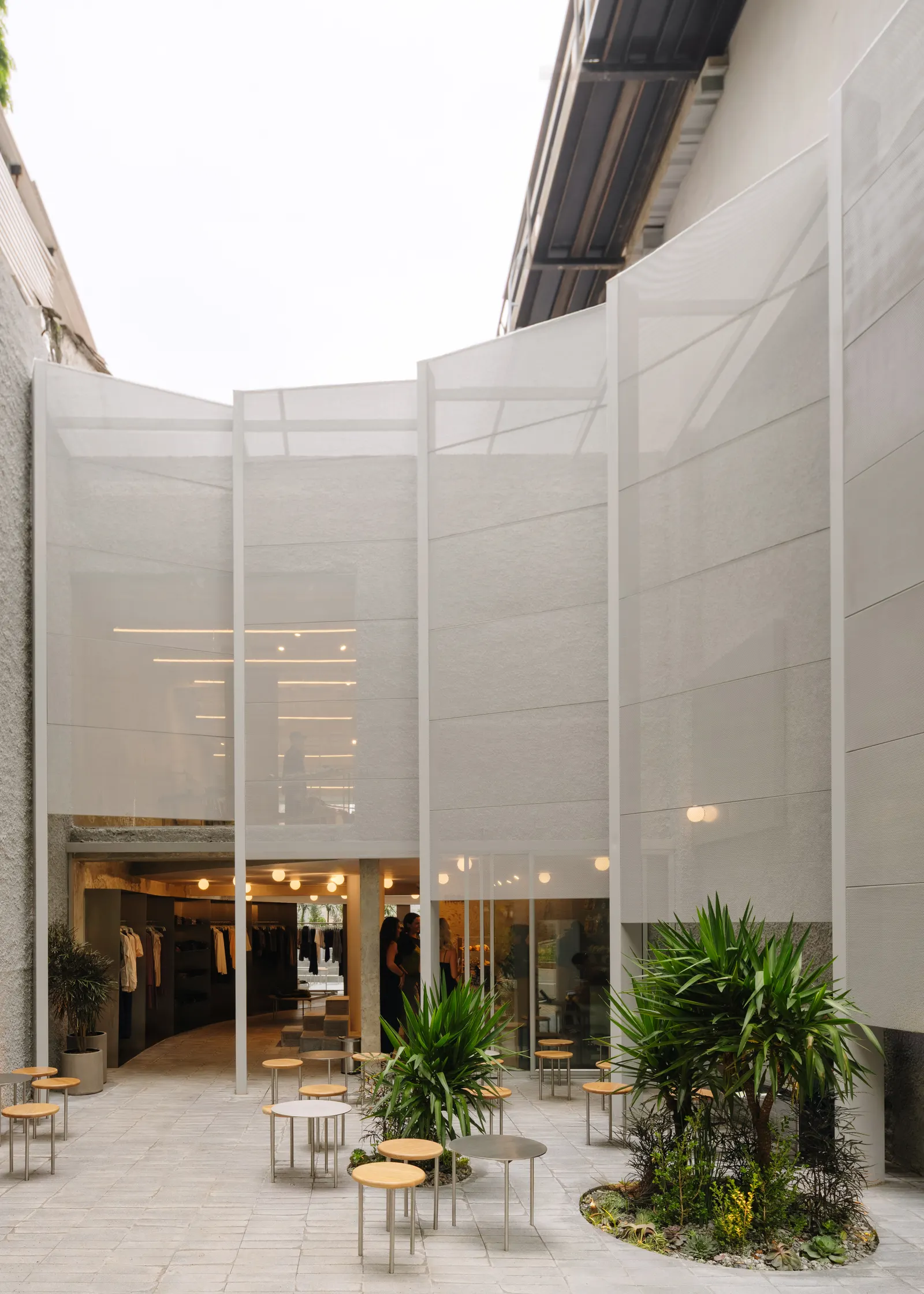 Store With A Gap / Studio Cadena