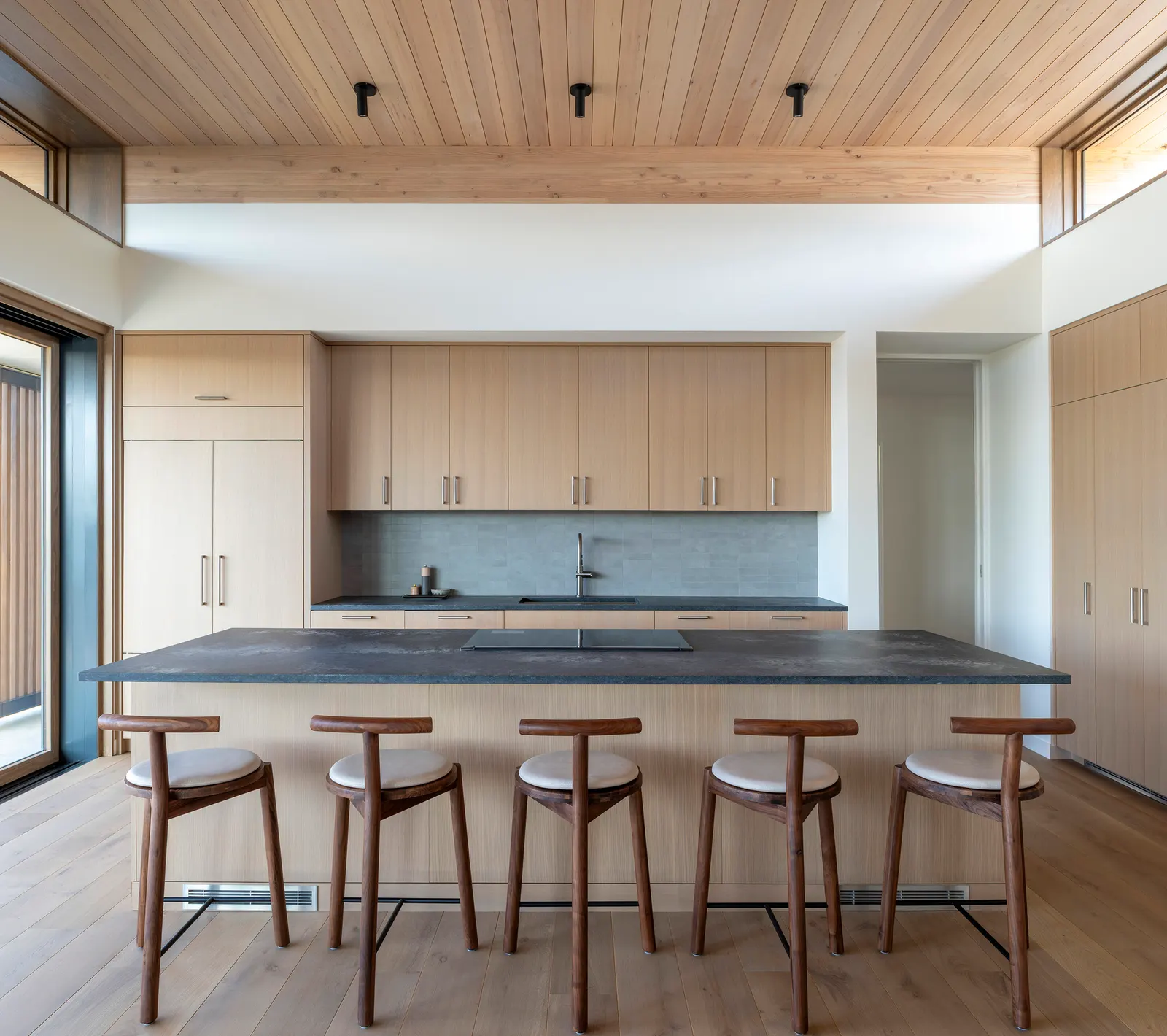 Veil House / Turkel Design: дом, выстроенный на тонкой связи с лесом и побережьем
