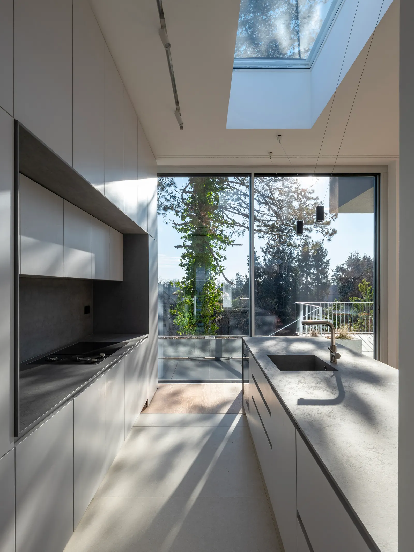 Curious House / FORVM в Загребе: дом, который работает с рельефом и деревьями