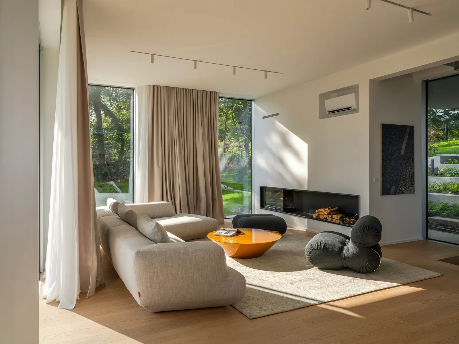 Curious House / FORVM в Загребе: дом, который работает с рельефом и деревьями