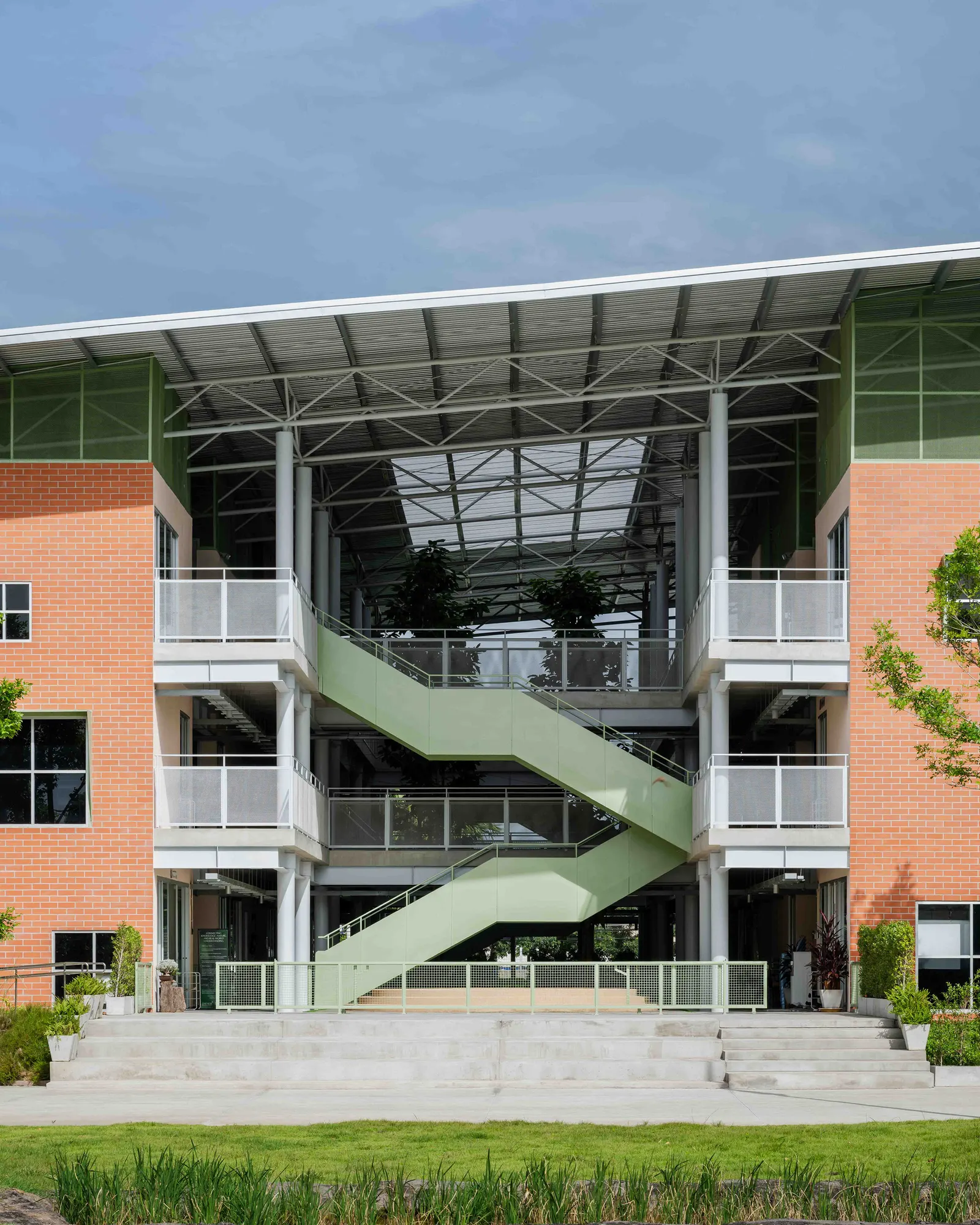 Oneness School Nonthaburi / Imaginary Objects