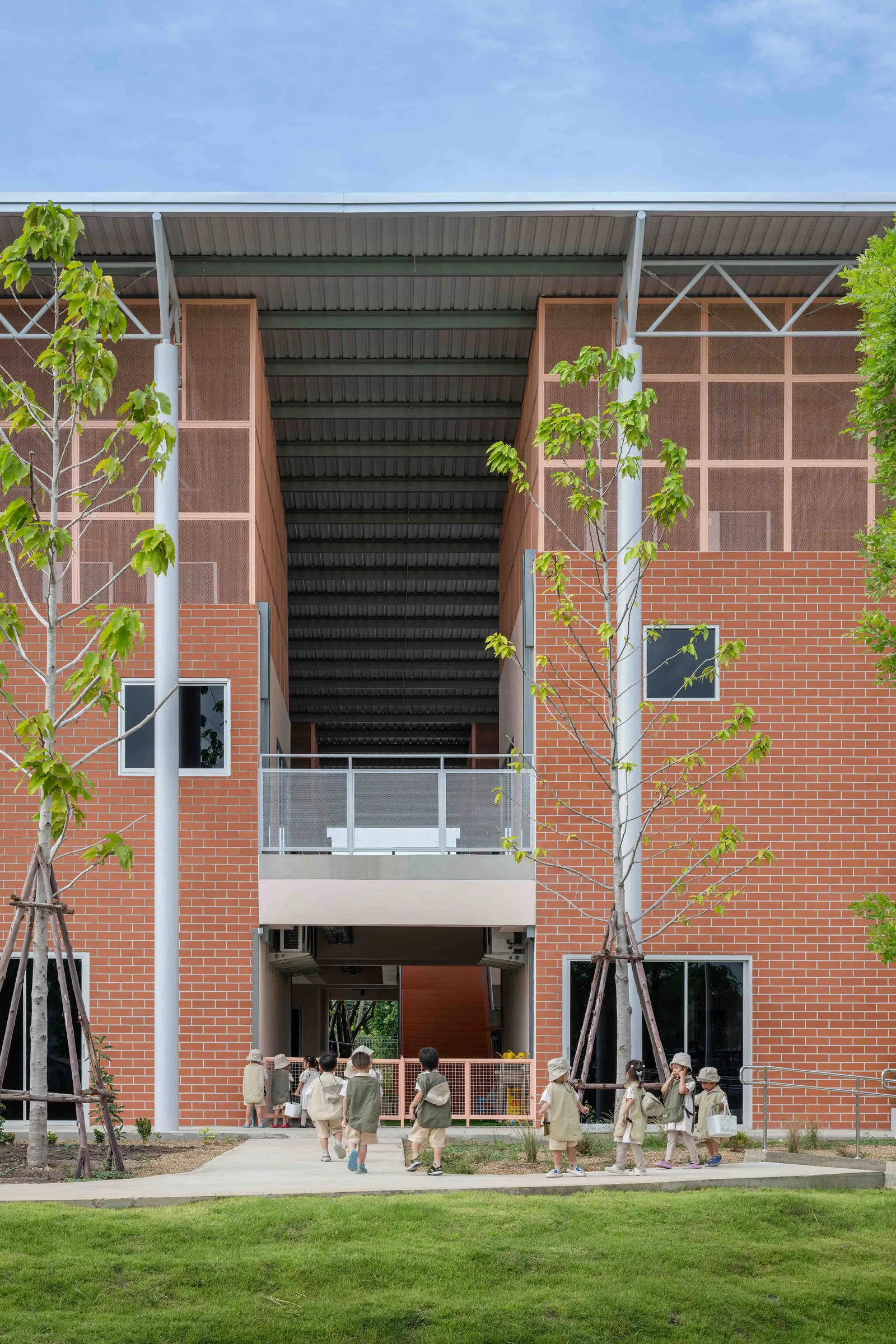Oneness School Nonthaburi / Imaginary Objects