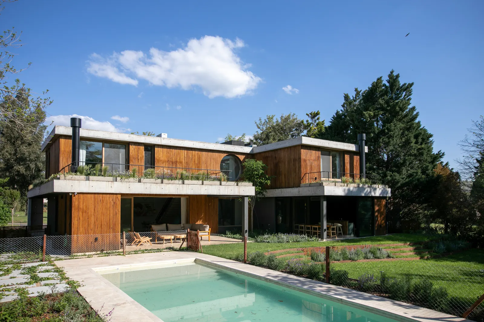 Casa MDL в Пиларе: дом Estudio Maria Strada между городским ритмом и ландшафтом