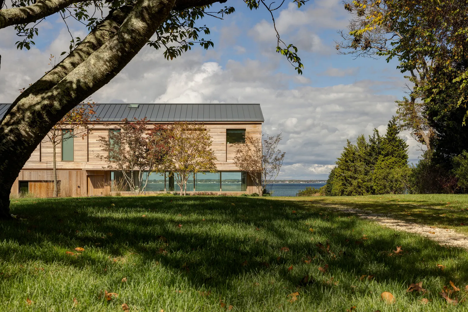 High Bluff House / Mapos: дом на песчаных утёсах над Peconic Bay