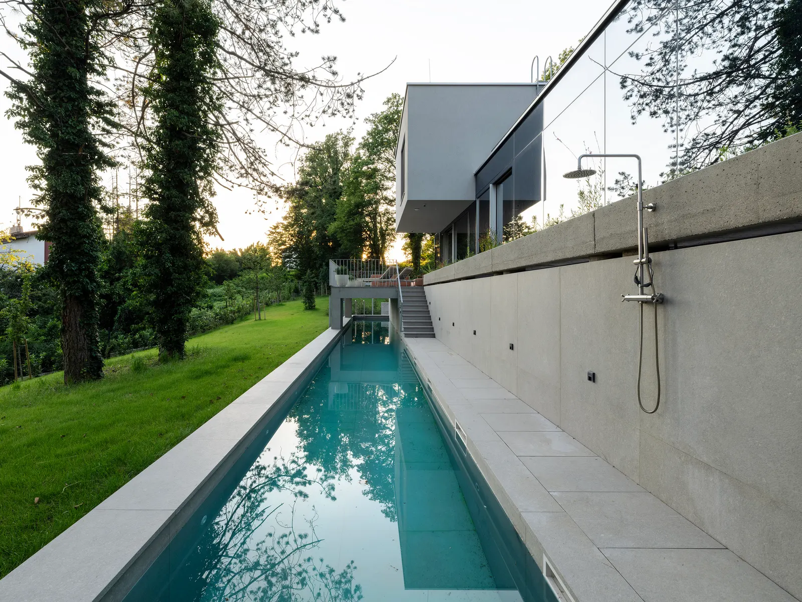 Curious House / FORVM в Загребе: дом, который работает с рельефом и деревьями