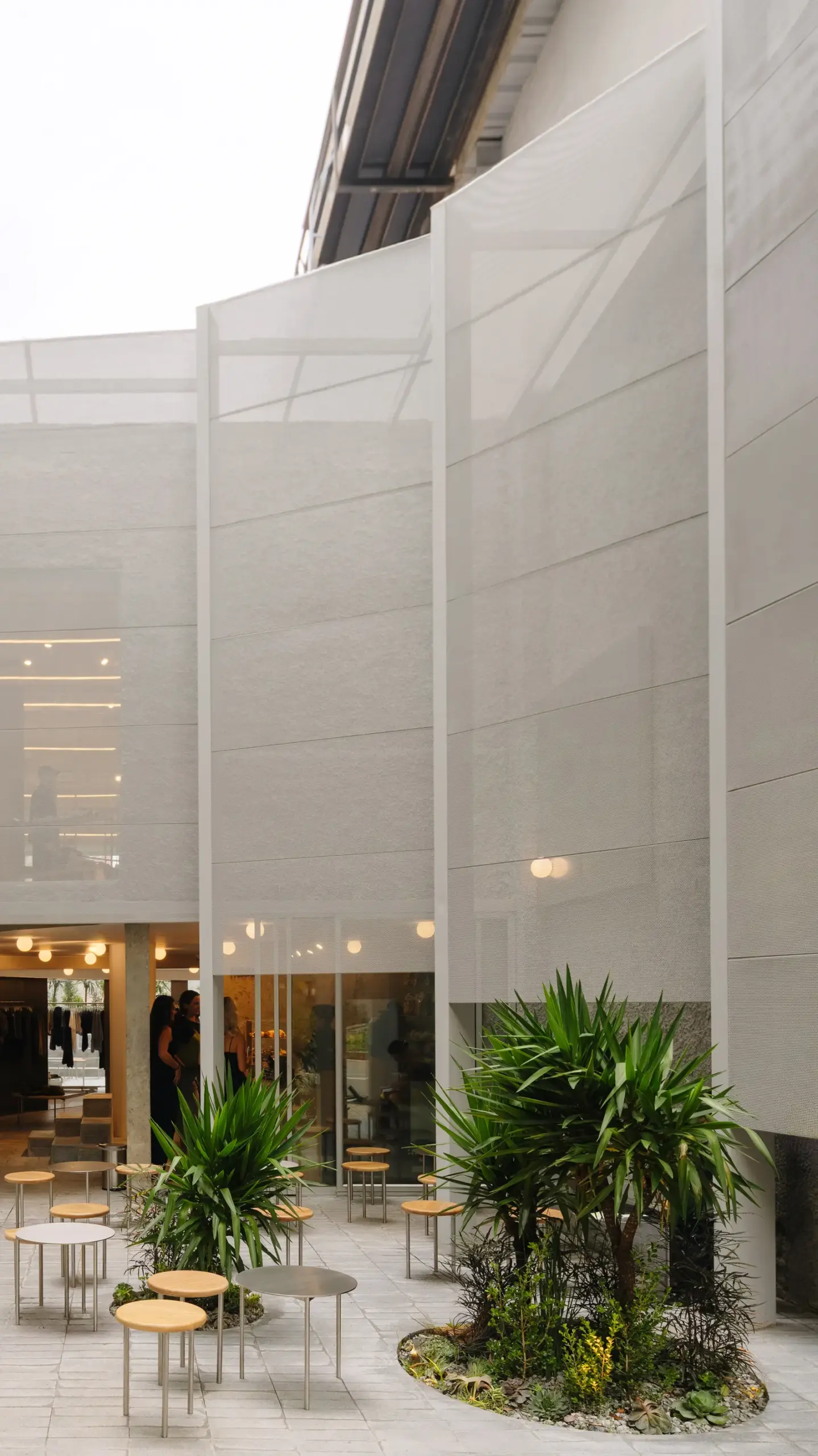 Store With A Gap / Studio Cadena