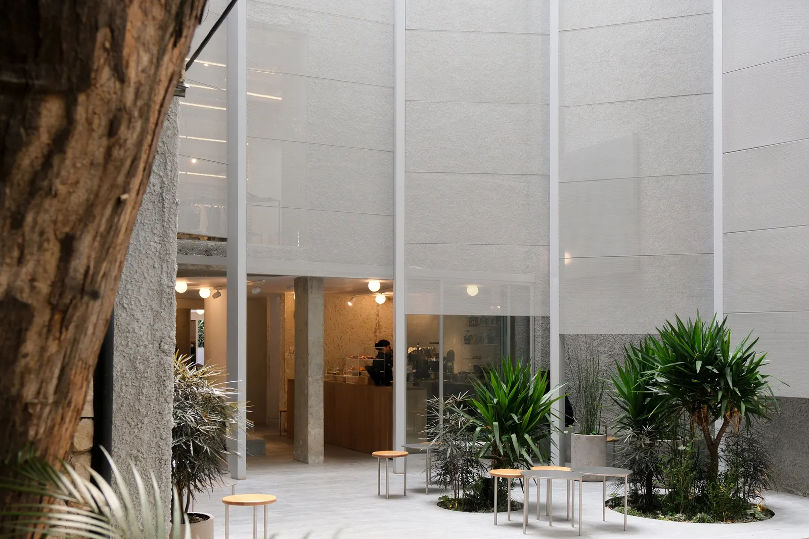 Store With A Gap / Studio Cadena