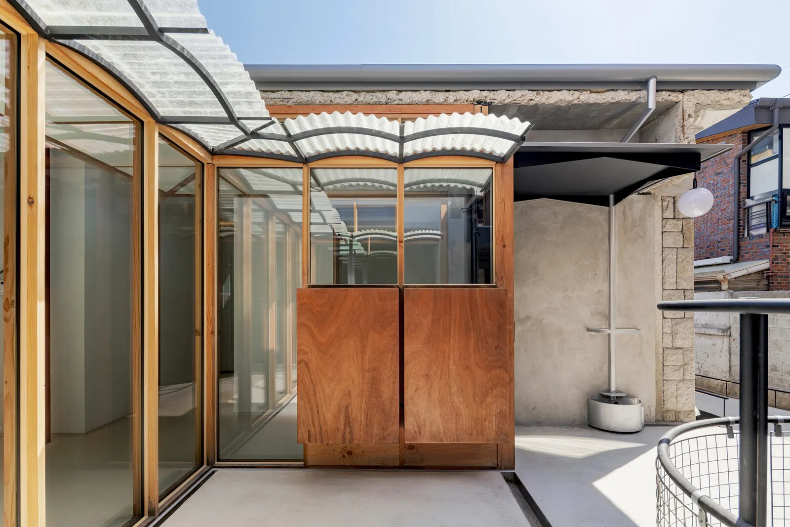 Saekdong House / a.co.lab — реконструкция и расширение дома 1968 года в Енхю-дун, Сеул