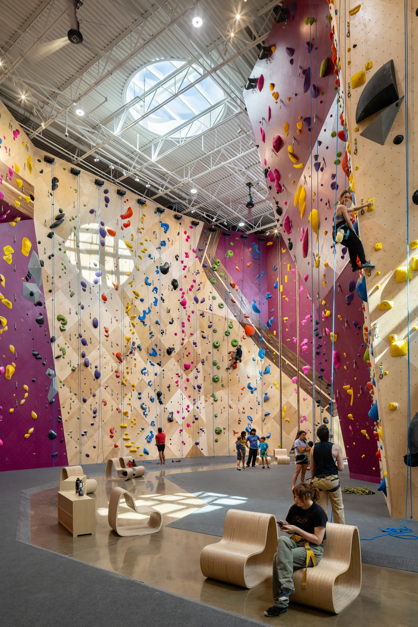 Crux South Climbing Gym в Остине: бывший гравийный участок превратили в районный центр движения и встреч