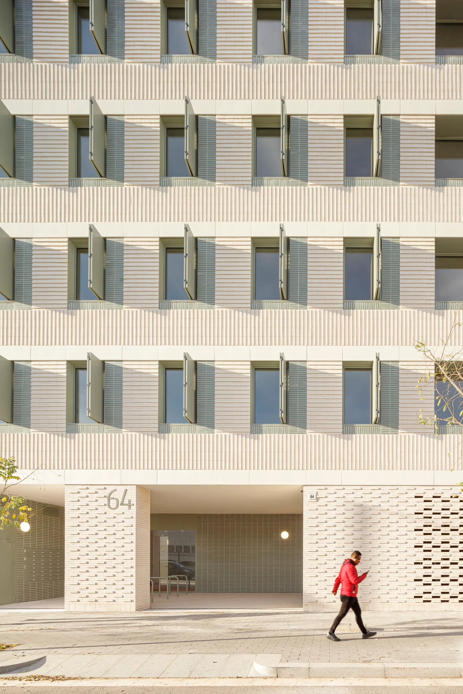 37 жилых домов в Л’Оспиталет-де-Льобрегат / b720 Fermín Vázquez Arquitectos