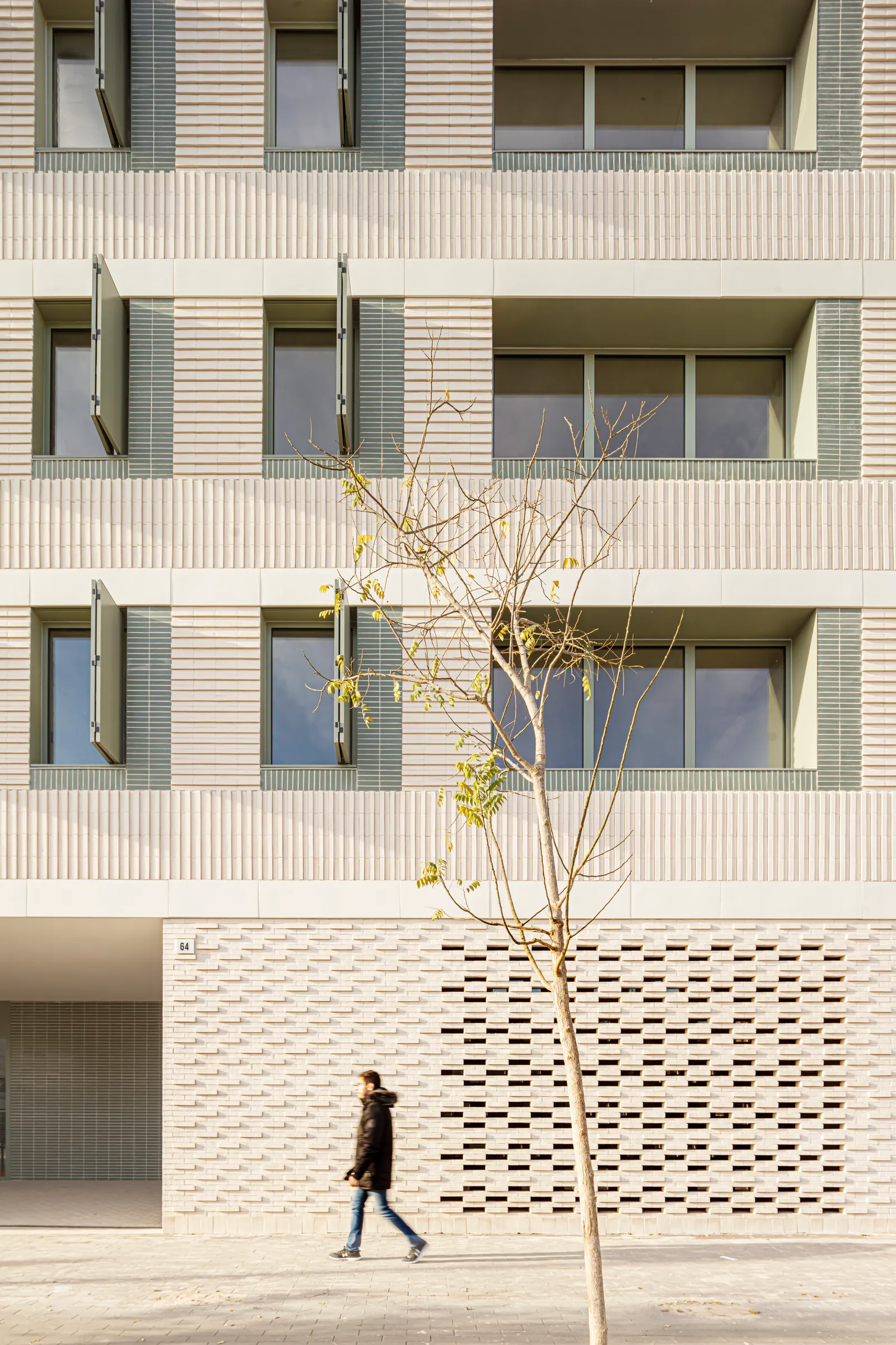 37 жилых домов в Л’Оспиталет-де-Льобрегат / b720 Fermín Vázquez Arquitectos