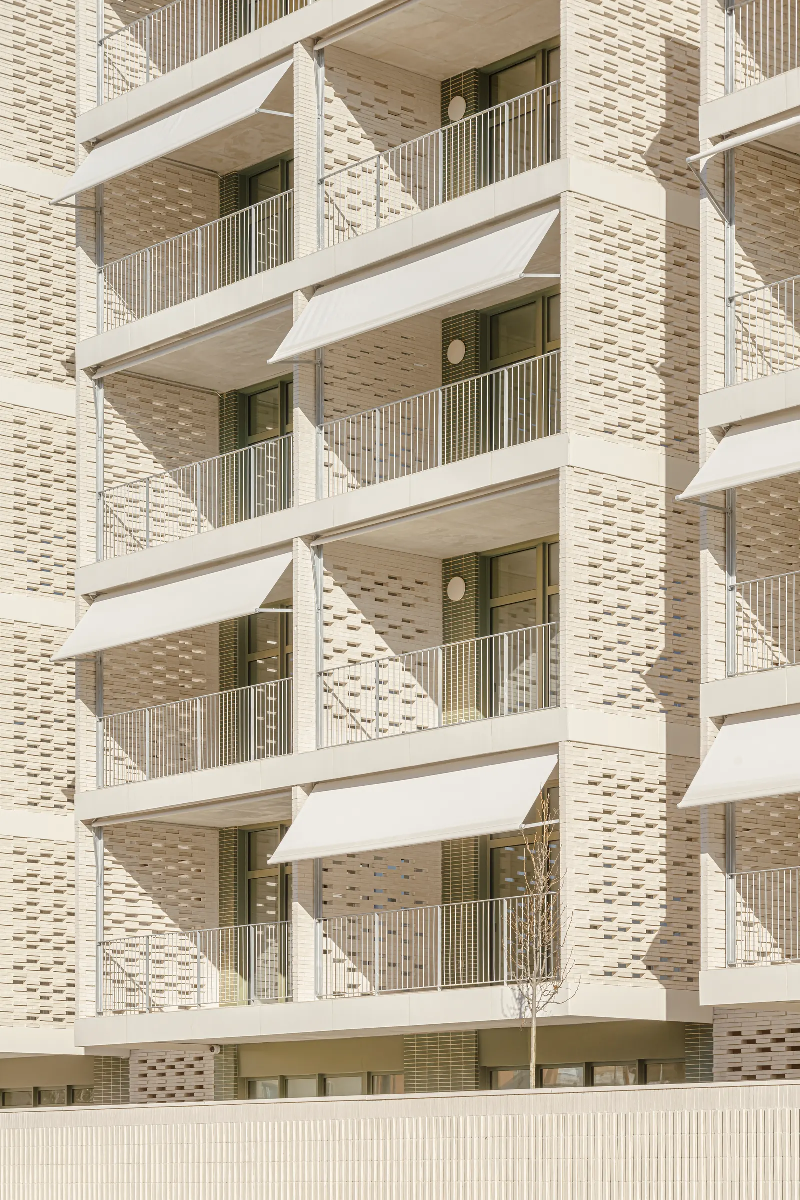 37 жилых домов в Л’Оспиталет-де-Льобрегат / b720 Fermín Vázquez Arquitectos