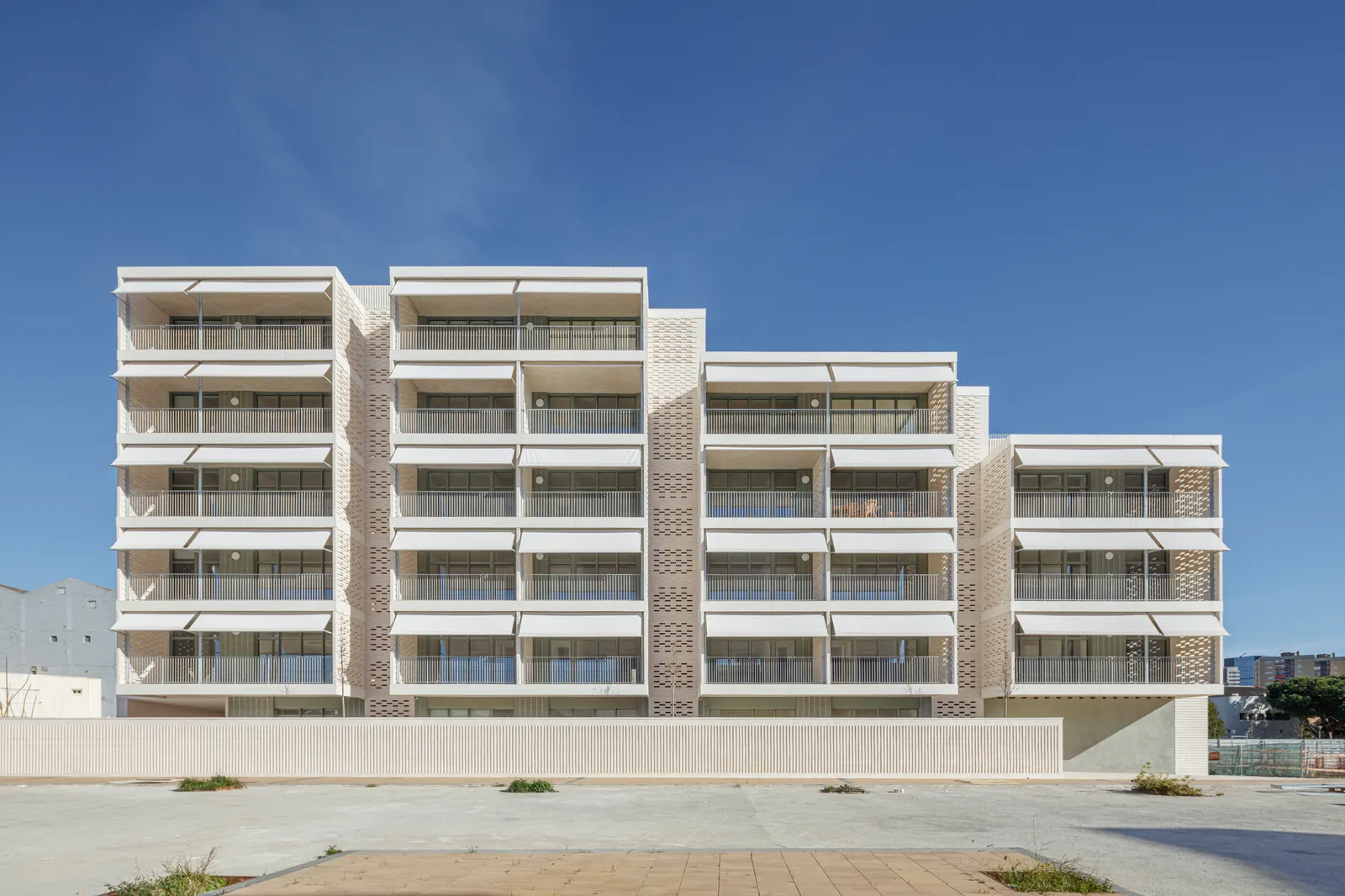 37 жилых домов в Л’Оспиталет-де-Льобрегат / b720 Fermín Vázquez Arquitectos