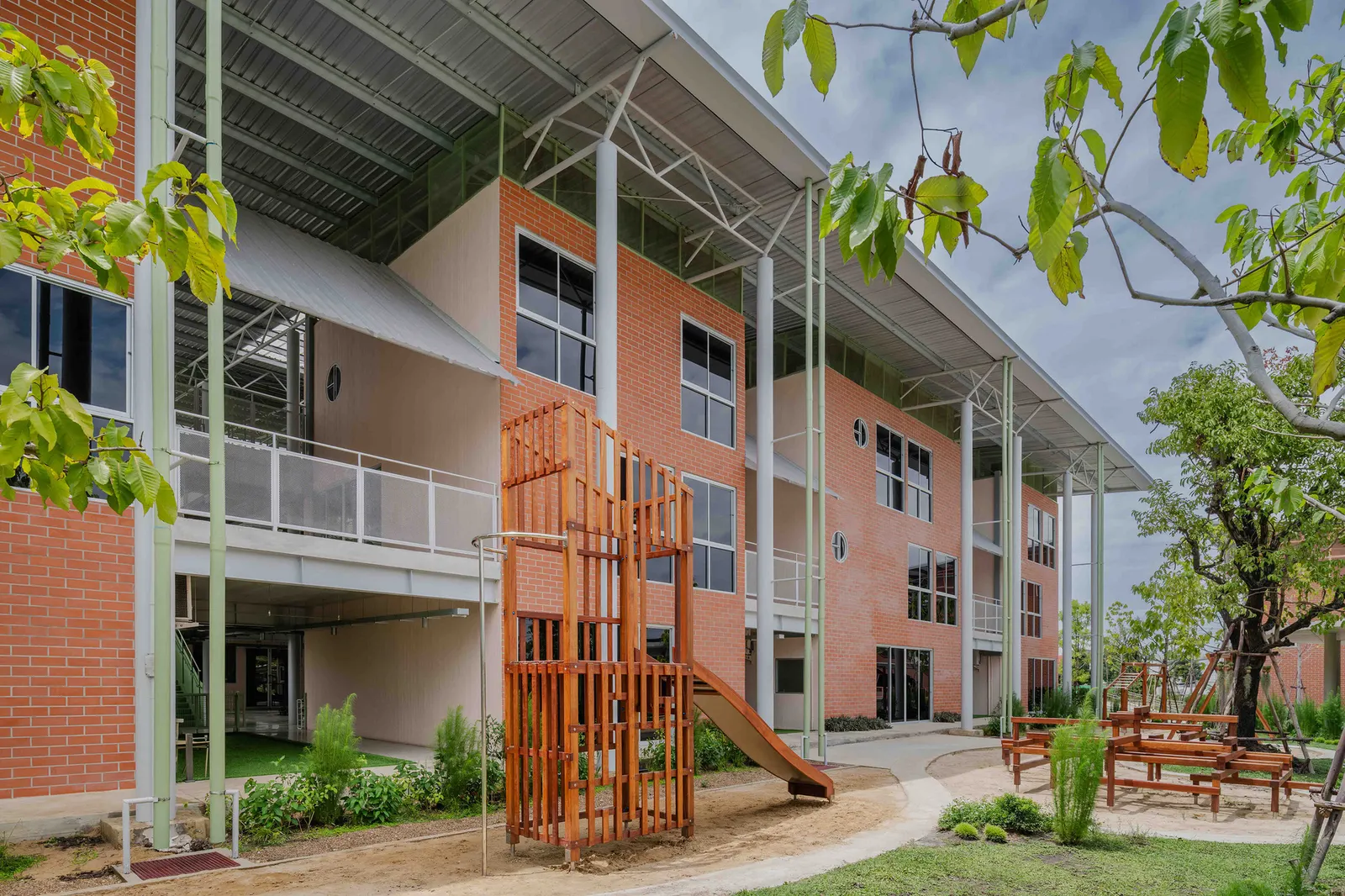 Oneness School Nonthaburi / Imaginary Objects