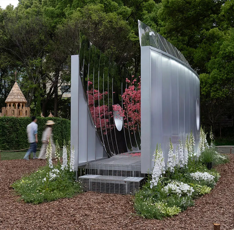 Curved mirrored steel walls multiply one tree into a forest in Infinite Grove pavilion in Shanghai