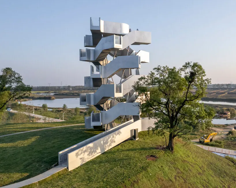Двойная винтовая лестница формирует обзорную башню Xiang Architects над водно-болотными угодьями Уханя