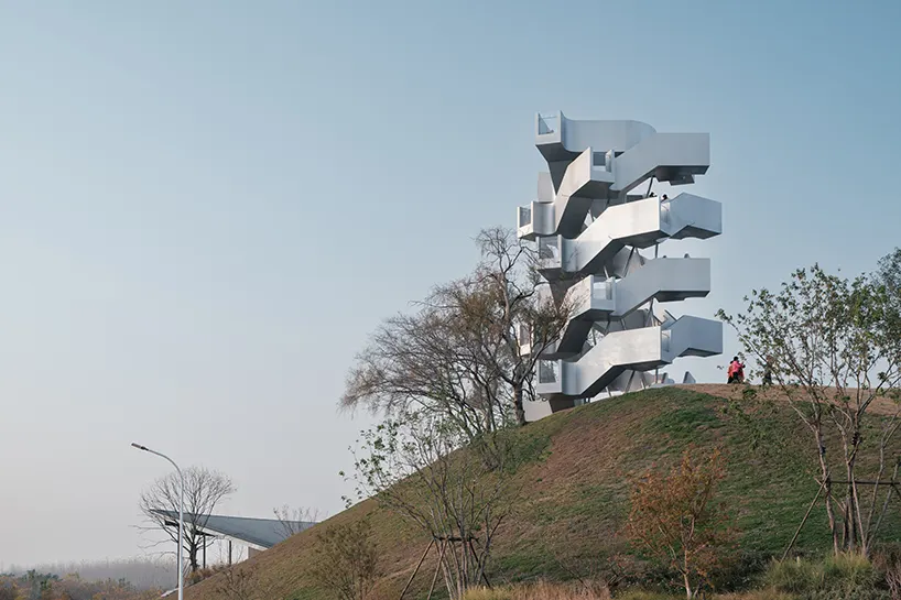 Двойная винтовая лестница формирует обзорную башню Xiang Architects над водно-болотными угодьями Уханя