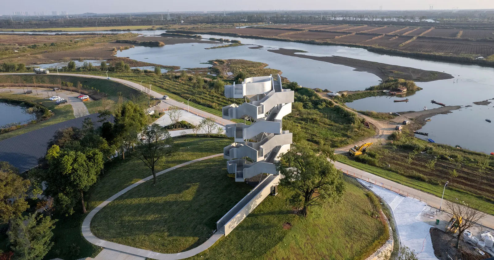 Двойная винтовая лестница формирует обзорную башню Xiang Architects над водно-болотными угодьями Уханя