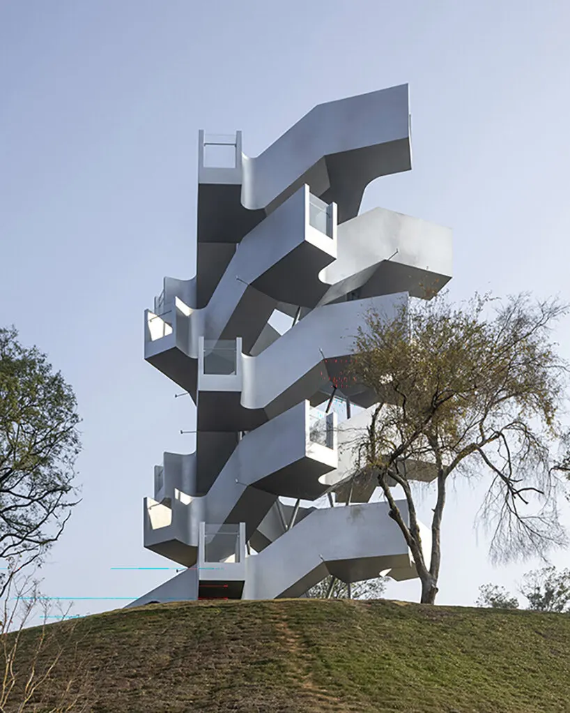 Двойная винтовая лестница формирует обзорную башню Xiang Architects над водно-болотными угодьями Уханя