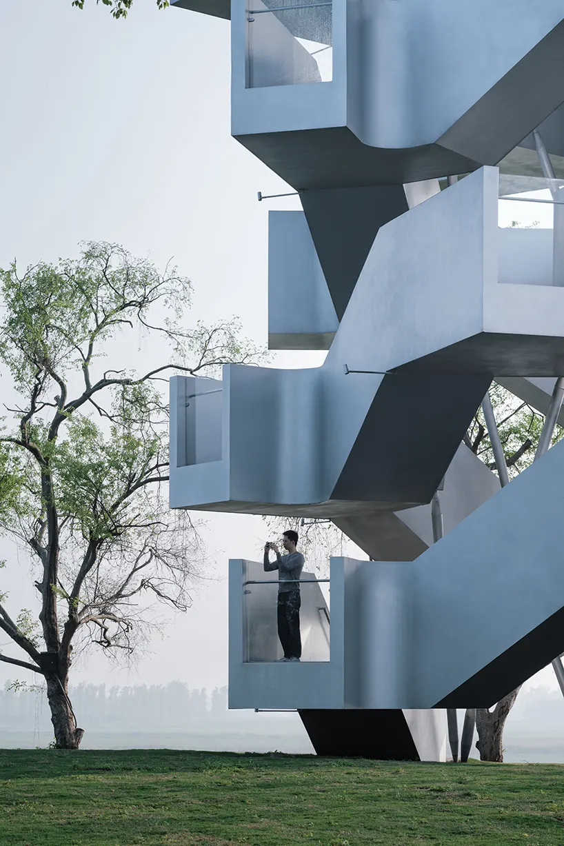 Двойная винтовая лестница формирует обзорную башню Xiang Architects над водно-болотными угодьями Уханя