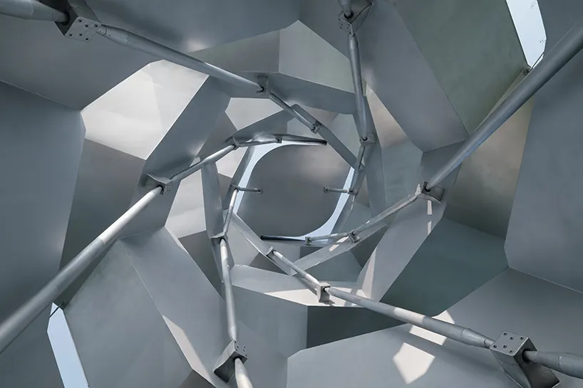 Двойная винтовая лестница формирует обзорную башню Xiang Architects над водно-болотными угодьями Уханя