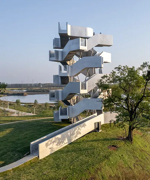 Двойная винтовая лестница формирует обзорную башню Xiang Architects над водно-болотными угодьями Уханя
