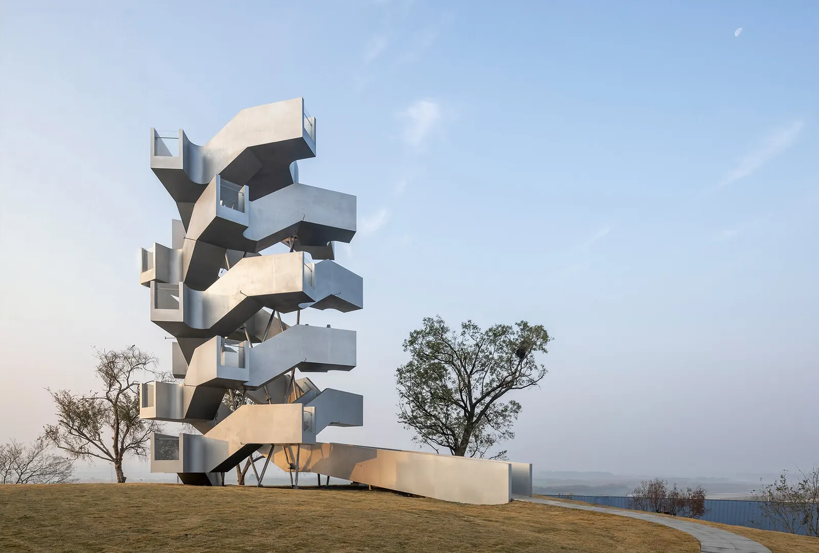 Двойная винтовая лестница формирует обзорную башню Xiang Architects над водно-болотными угодьями Уханя