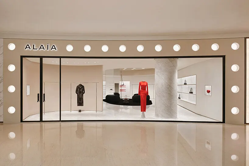 Alaïa открывает обновлённый бутик в Шанхае с перфорированным фасадом и изогнутым интерьером
