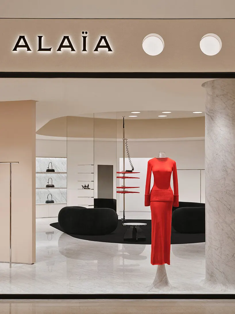 Alaïa открывает обновлённый бутик в Шанхае с перфорированным фасадом и изогнутым интерьером